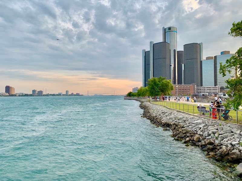 Riverfront Views That Set the Tone Riverfront Views That Set the Tone