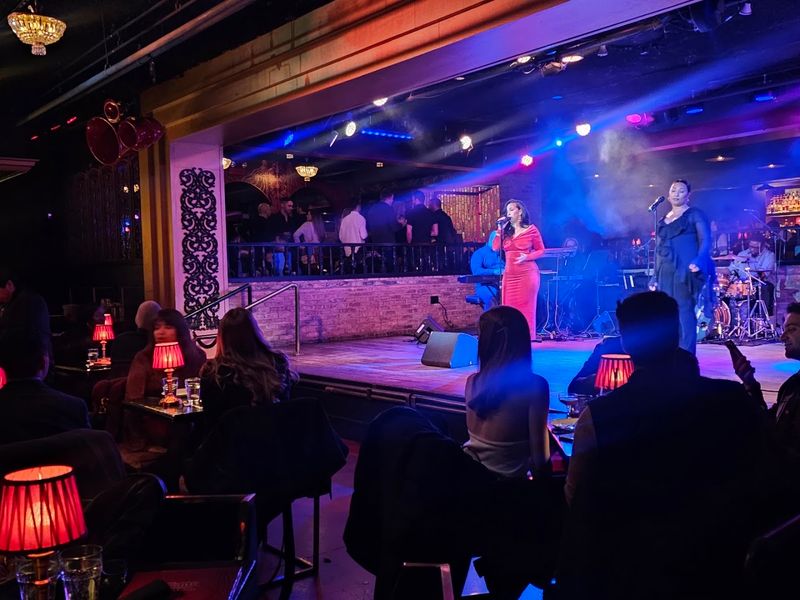 Live Music Changes the Room More Than the Menu Ever Could Live Music Changes the Room More Than the Menu Ever Could