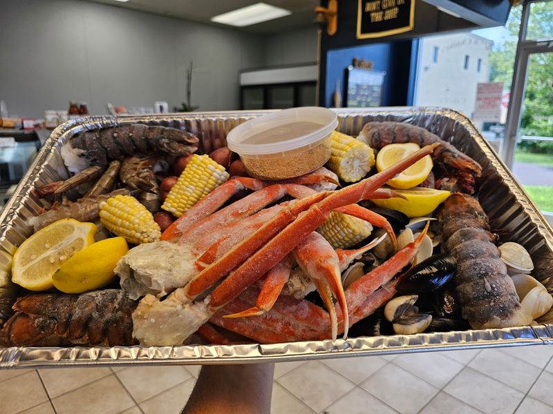 Seafood Boils and Gathering-Friendly Options Seafood Boils and Gathering-Friendly Options
