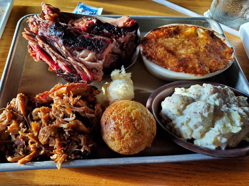 Smoke, Sauce, and the Tray That Sets the Tone