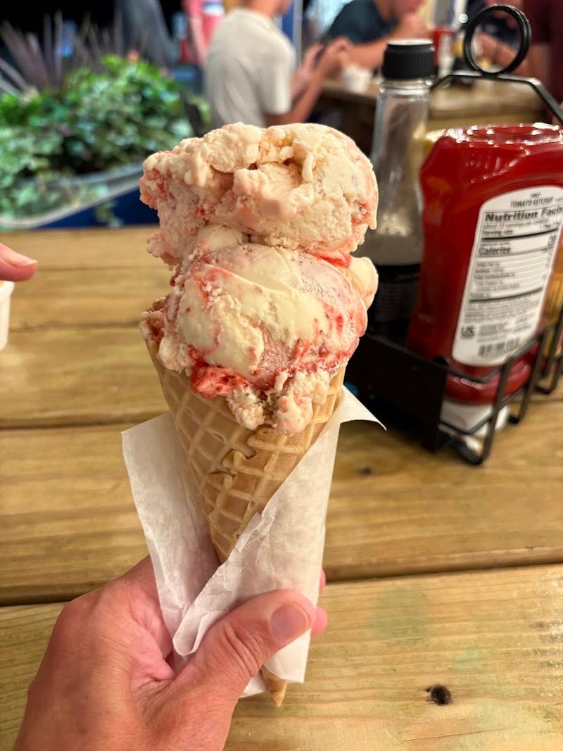 Snow Bird Burgers, Cones & ‘Cues