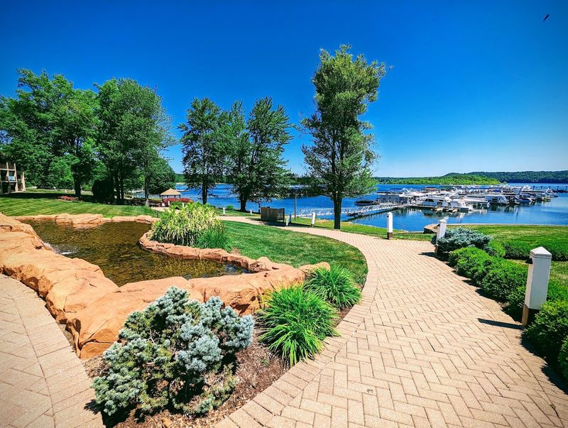 Fourwinds Lakeside Inn & Marina (Bloomington)