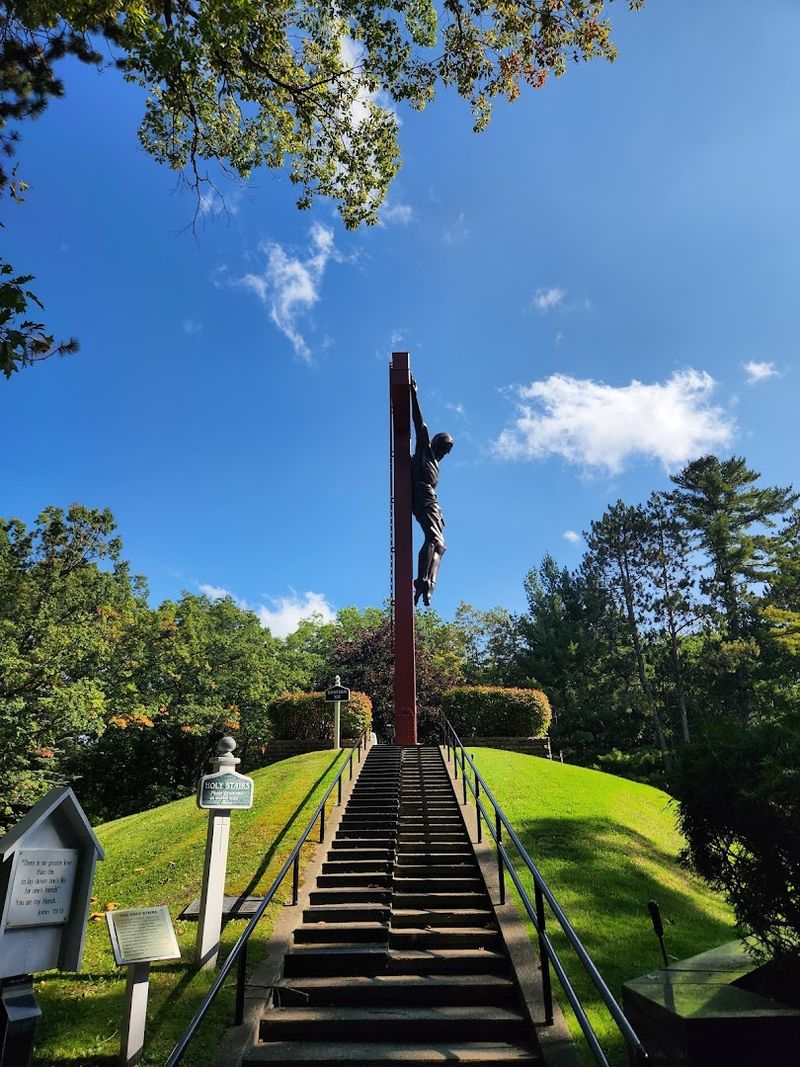 The 55-Foot Crucifix That Stops Traffic Through the Trees The 55-Foot Crucifix That Stops Traffic Through the Trees