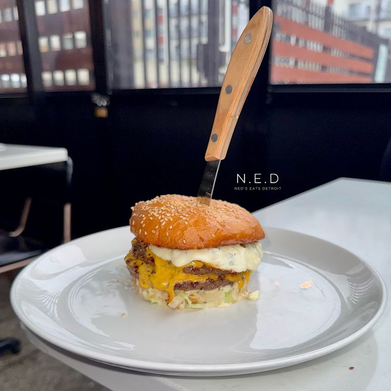 The Burger That Divides Opinions and Still Packs the Room