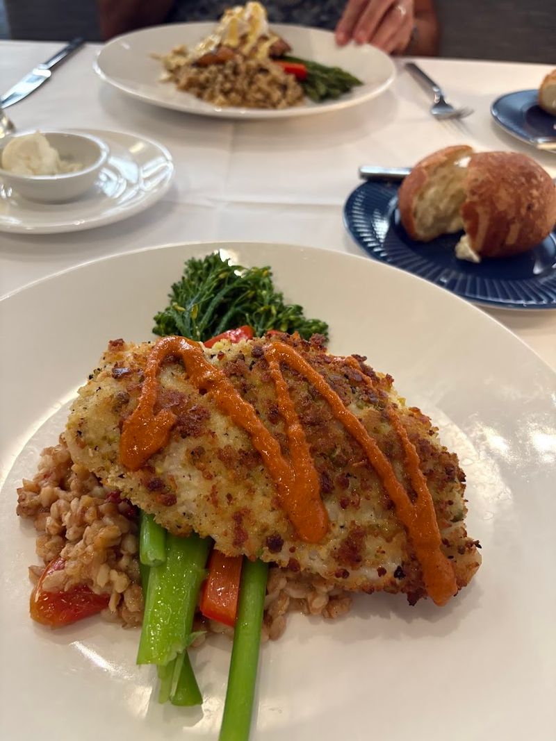 The Crab Cakes That Carry the Conversation The Crab Cakes That Carry the Conversation