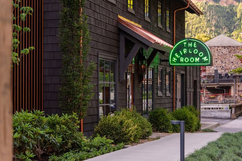 The Heirloom Room: Creekside Restaurant & Bar – Gatlinburg