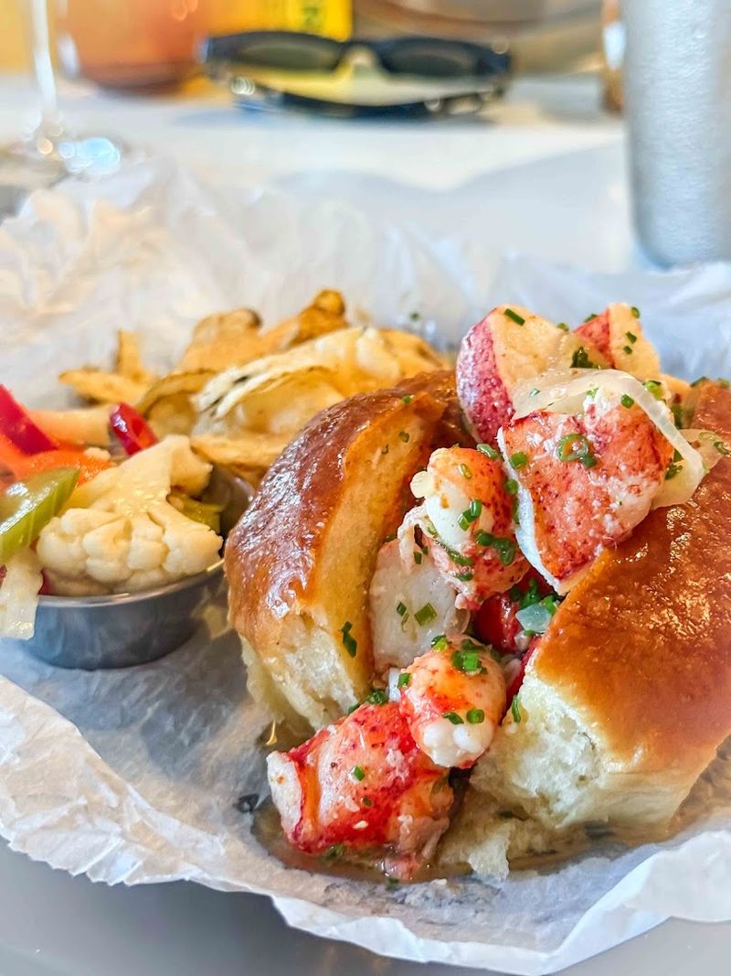 The Lobster Roll That Keeps Regulars Coming Back