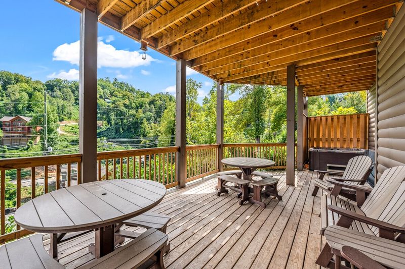 The Majestic Pine Retreat – Gatlinburg