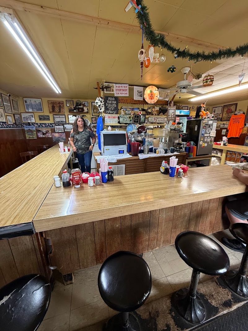 The No-Frills Dining Room Is Part Of The Charm The No-Frills Dining Room Is Part Of The Charm