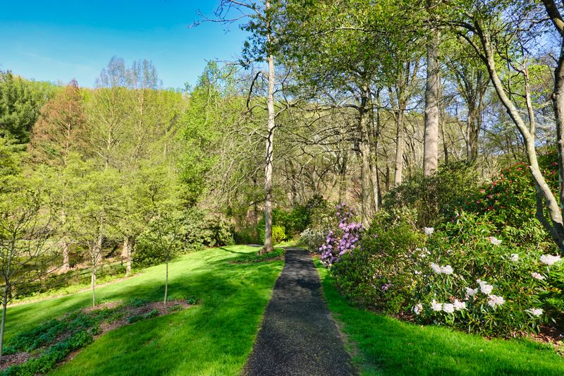 The grounds are carefully maintained and labeled The grounds are carefully maintained and labeled
