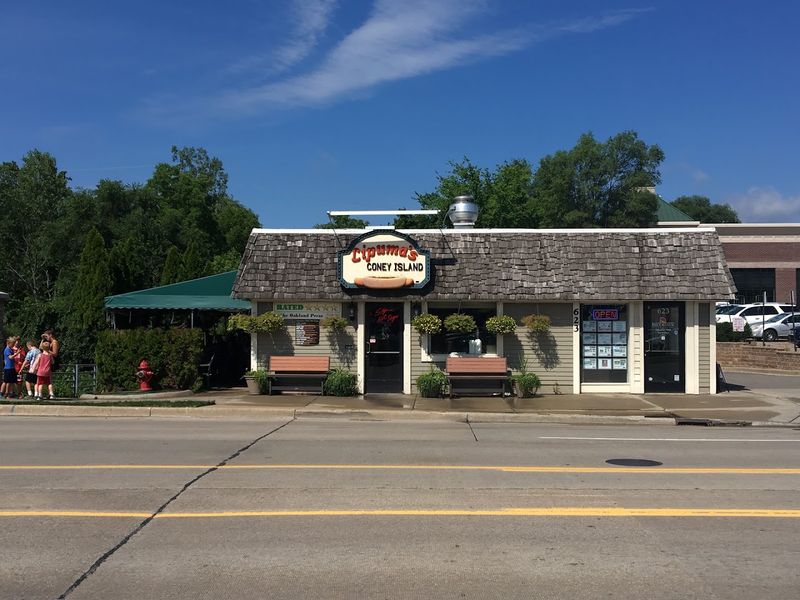 The little roadside stop that commands North Main