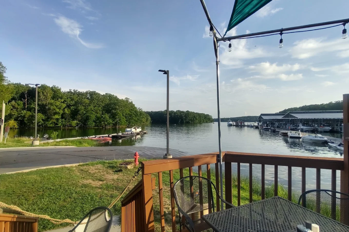 This Harrison, Tennessee Restaurant Makes A Simple Dinner Feel Like A Lakeside Escape