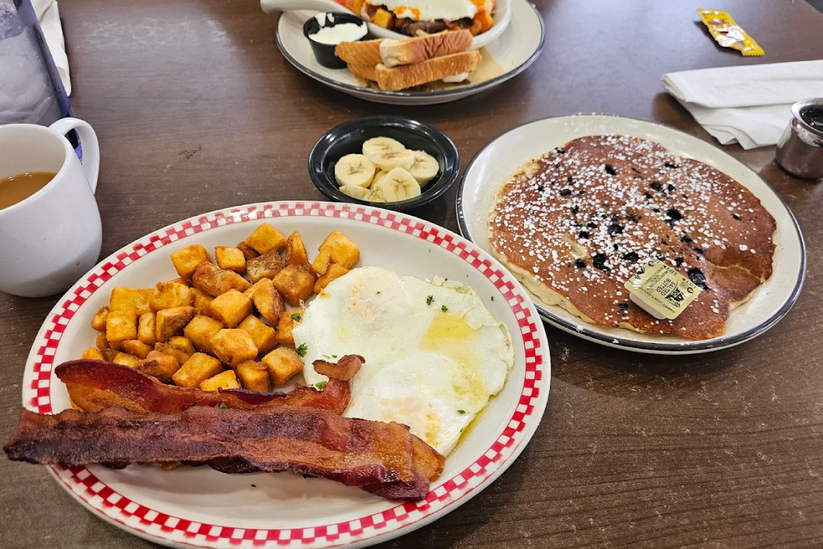 This Low-Key Tennessee Diner Keeps Winning With Pancakes, Coffee, And Zero Pretension