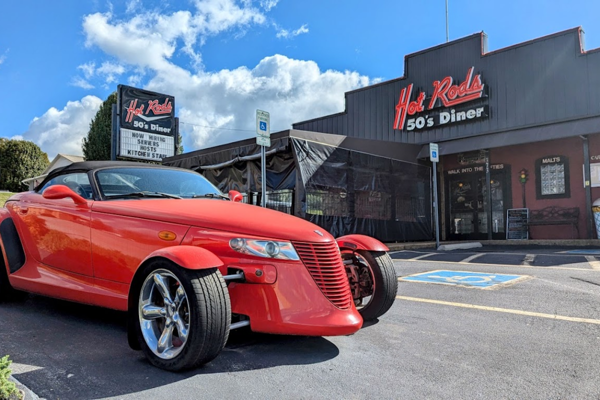 This Retro Tennessee Diner Serves Crispy Onion Rings Worth the Drive