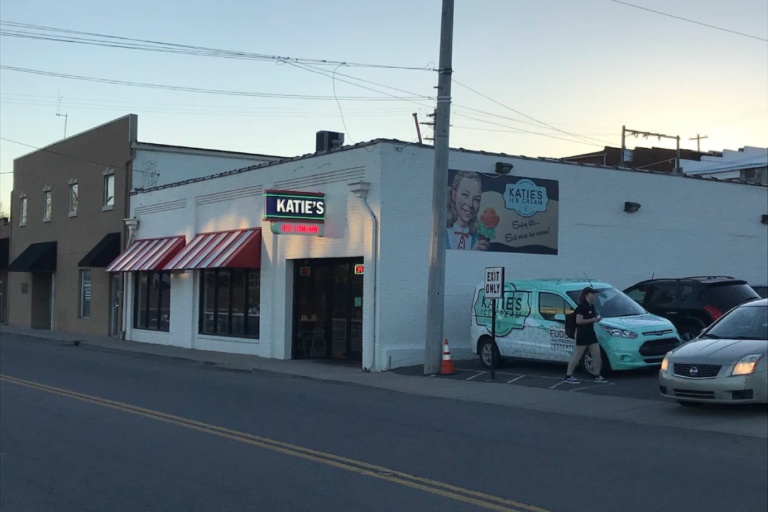 This Tennessee Ice Cream Spot With 32 Flavors And Homemade Fudge Makes Choosing Almost Impossible