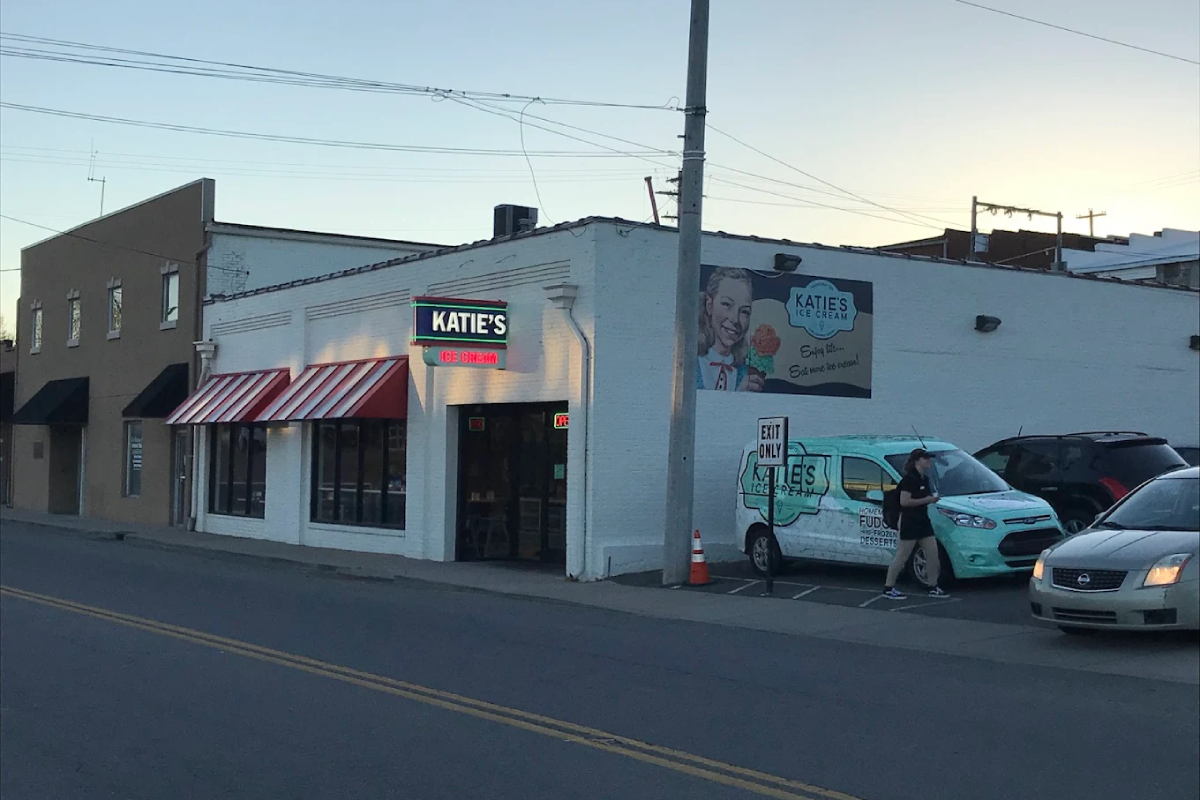 This Tennessee Ice Cream Spot With 32 Flavors And Homemade Fudge Makes Choosing Almost Impossible