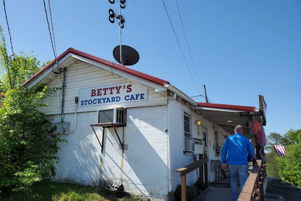 This Tennessee Restaurant Proves The Best Country Cooking Still Comes From Mom-And-Pop Kitchens
