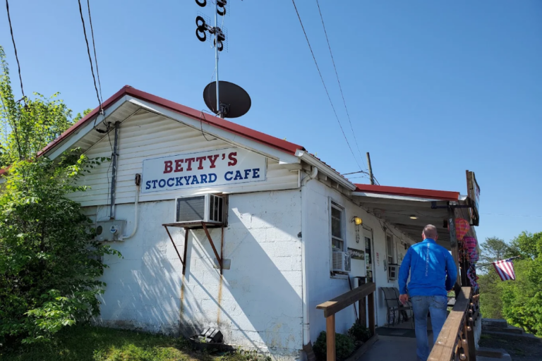 This Tennessee Restaurant Proves The Best Country Cooking Still Comes From Mom-And-Pop Kitchens