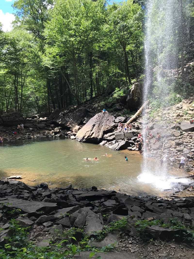 This Tiny Tennessee Town Sits Beneath Dramatic Mountain Cliffs