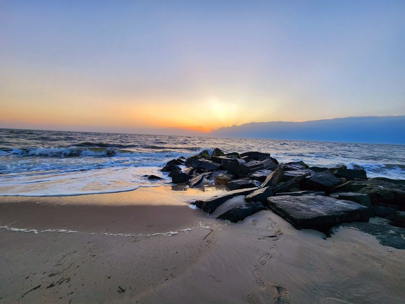 Waterfront Sunsets Make the Perfect Ending to a Peaceful Beach Day Waterfront Sunsets Make the Perfect Ending to a Peaceful Beach Day