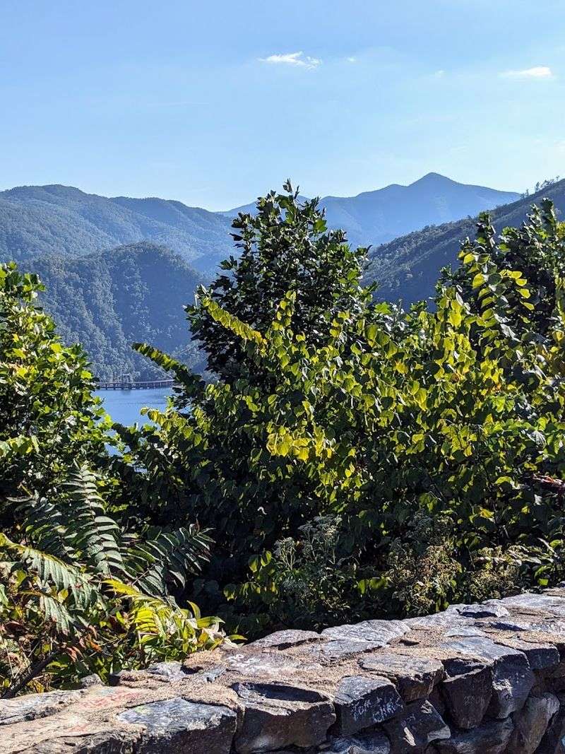 What Makes This Lake Perfect for Kayaking and Quiet Paddling What Makes This Lake Perfect for Kayaking and Quiet Paddling