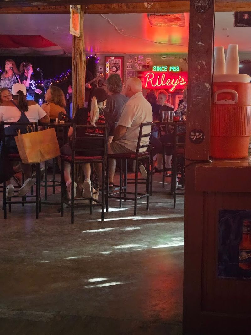 Where Locals and Travelers Mix Like Old Friends Where Locals and Travelers Mix Like Old Friends