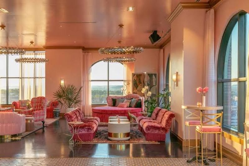 White Limozeen Turns Dinner Into a Glamorous Night Out White Limozeen Turns Dinner Into a Glamorous Night Out