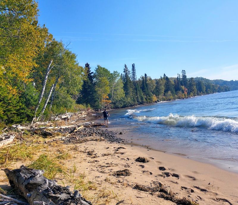 Why This Quiet Shoreline Still Pulls People Off the Main Route Why This Quiet Shoreline Still Pulls People Off the Main Route