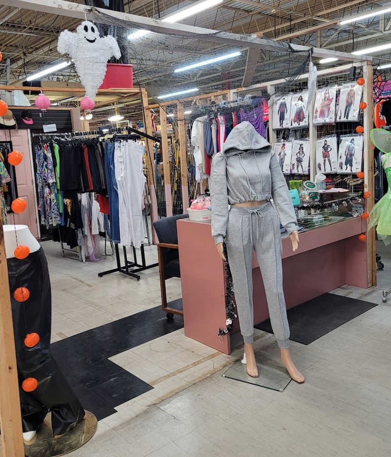 Why This Warren Market Stands Apart From a Standard Weekend Errand Why This Warren Market Stands Apart From a Standard Weekend Errand