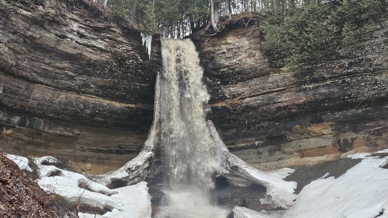 Why This Waterfall Earns Its Place on Any Upper Peninsula Itinerary