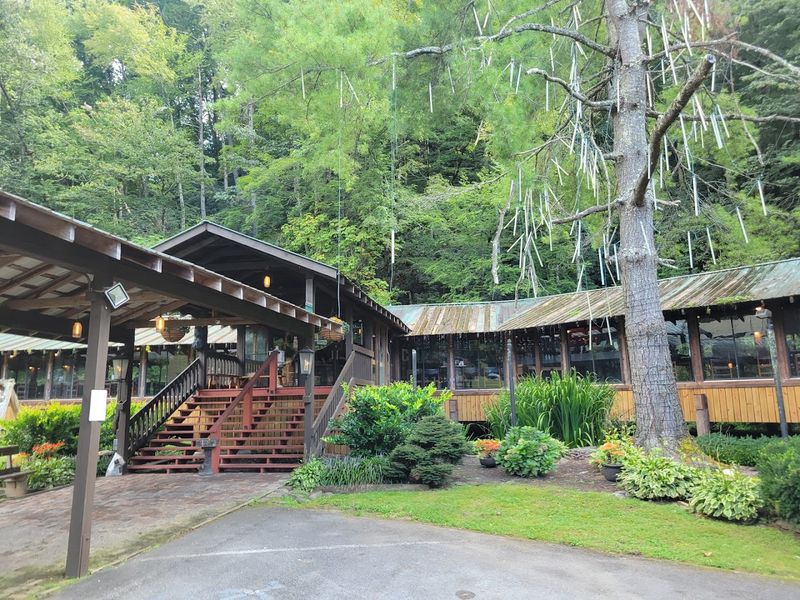 8 Stunning Mountain-View Restaurants In Gatlinburg, Tennessee For A Scenic Meal Crystelle Creek Restaurant