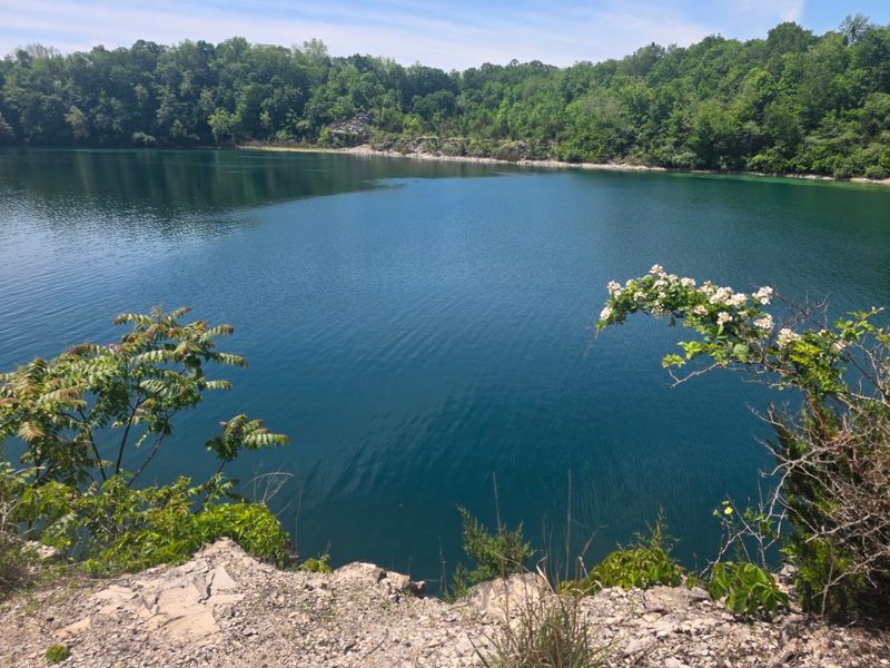 Cliffs, Trails, and the Lookout That Changes the Whole Scene