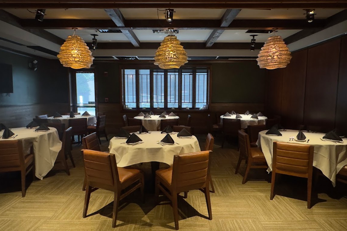You Would Never Expect One of Tennessee's Best Crab Cakes at This Steakhouse
