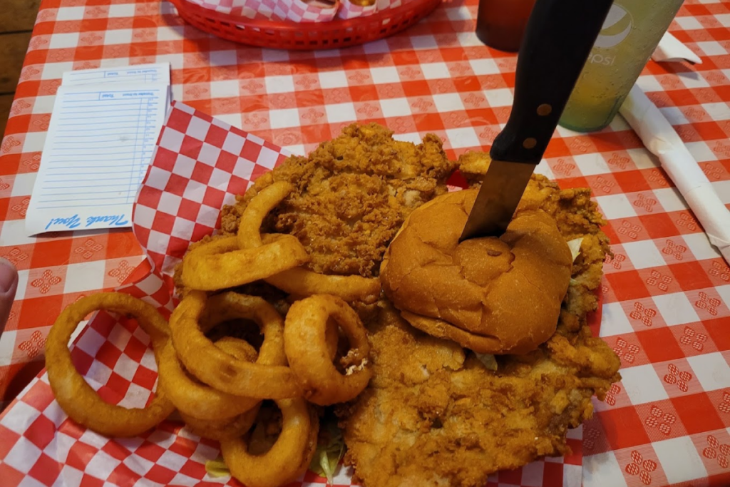 You Would Never Expect This Tiny Tennessee Gas Station to Serve Burgers This Good