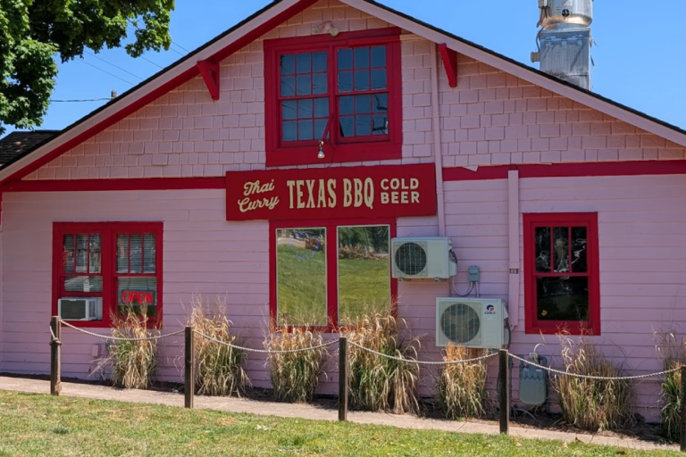 You Wouldn’t Expect Texas BBQ And Thai Curry To Work This Well In Tennessee