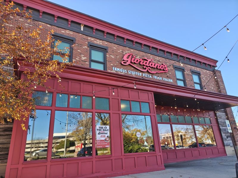Giordano's (Schaumburg) Giordano's (Schaumburg)