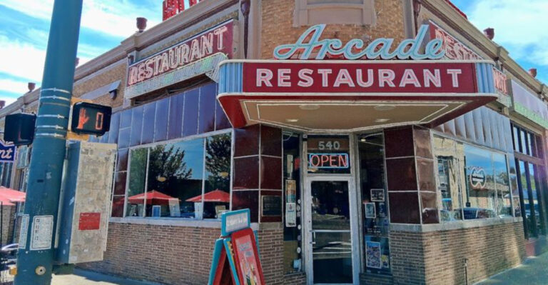 Historic Tennessee Diners Where Celebrities Secretly Love to Eat
