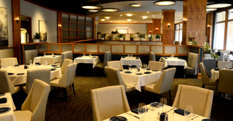 Locals Say The Crab Cakes At This Under-The-Radar Michigan Restaurant Are Unforgettable