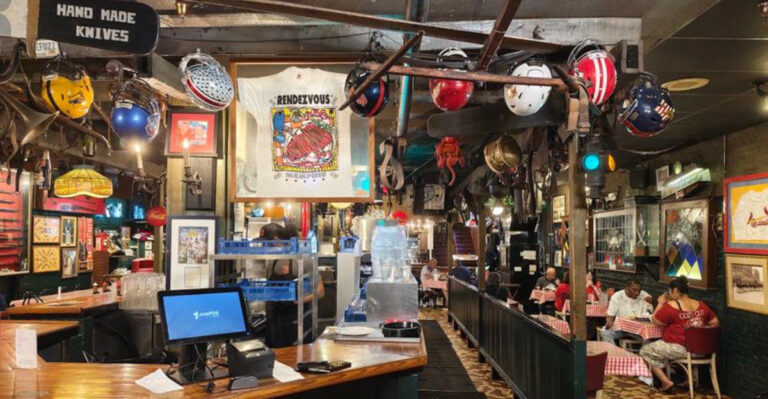 Most Visitors Never Expect One Of Tennessee’s Best BBQ Restaurants To Be Hidden In A Memphis Alley