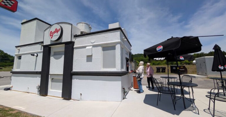 One Bite Explains Why This Retro Tennessee Diner Is Famous For Its Cheeseburgers