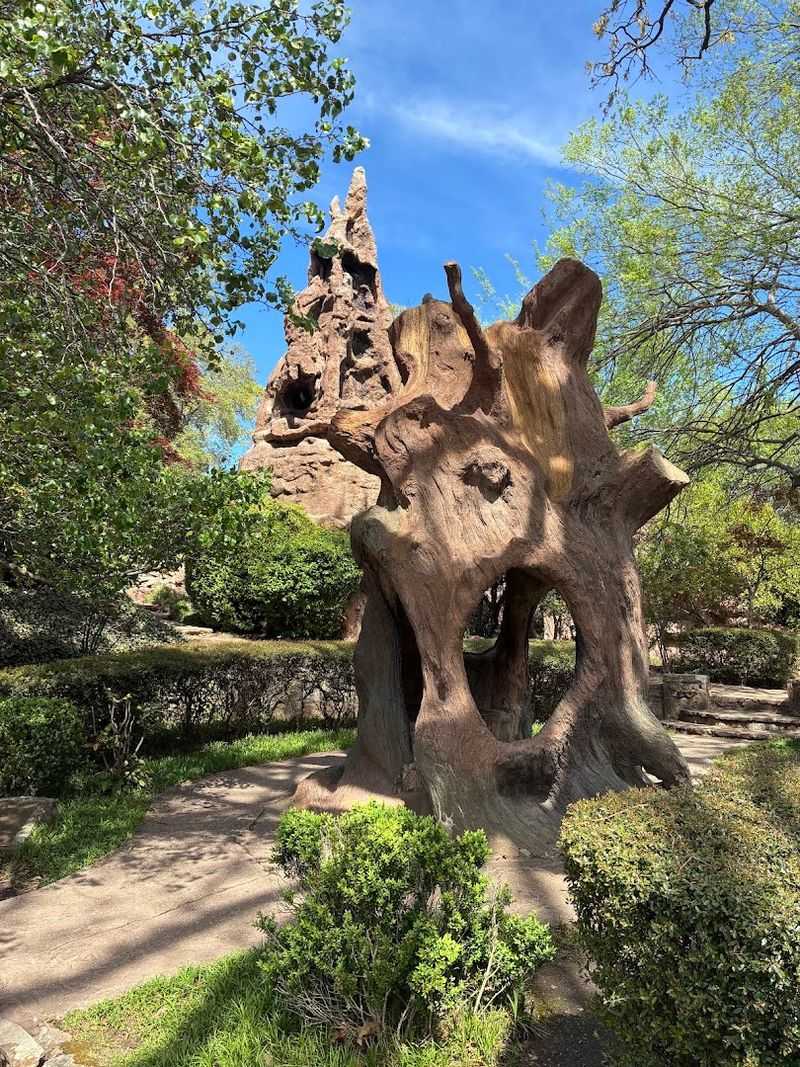The Massive Abraham's Oak Sculpture