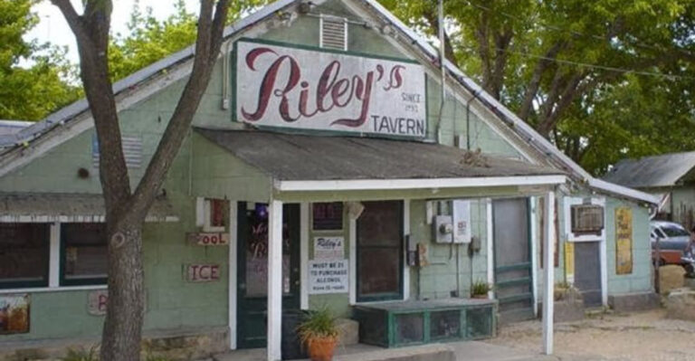 The First Texas Bar To Open After Prohibition Is Still Serving Customers Today