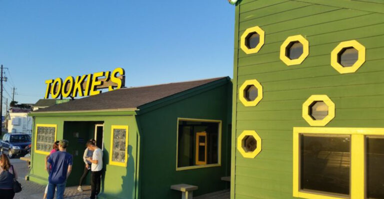 The Onion Rings At This Texas Burger Joint Are Out-Of-This-World Delicious
