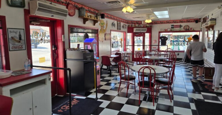This Beloved Missouri Ice Cream Parlor Has Been Winning Hearts With Banana Splits