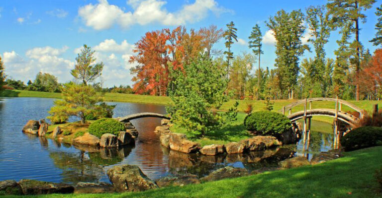 This Century-Old Ohio Arboretum Combines Flowering Trees, Lake Views, And Peaceful Trails
