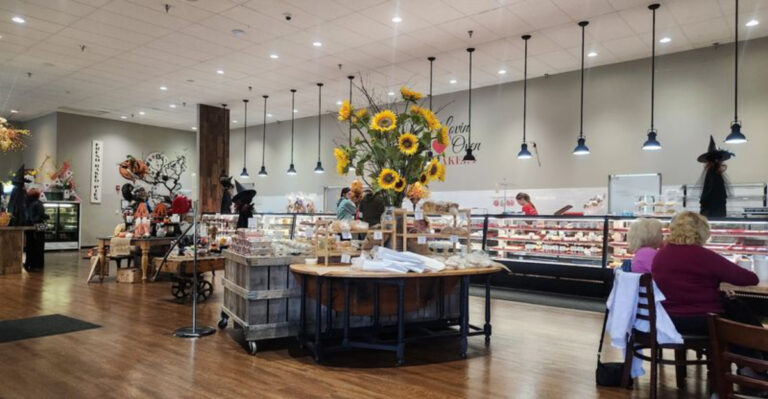 This Family-Owned Bakery in Illinois Has Been Perfecting European-Style Pastry Trays for Nearly a Century
