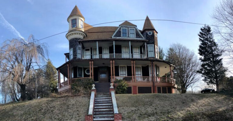 This Haunted New Jersey Mansion Starred in a Cult Horror Film