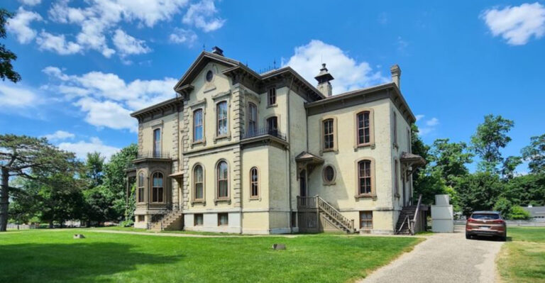 This Jaw-Dropping Victorian Mansion in Illinois Looks Straight Out of a Fairytale