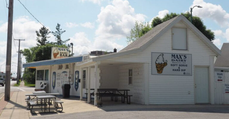 This Ohio Dairy Bar Is A Timeless Summer Destination Worth Every Mile