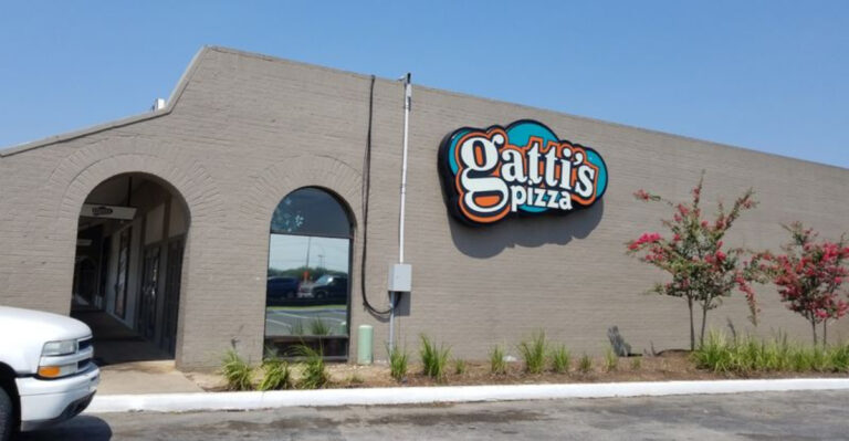 This Old-School Texas Pizza Spot Feels Like A Slice Of Childhood